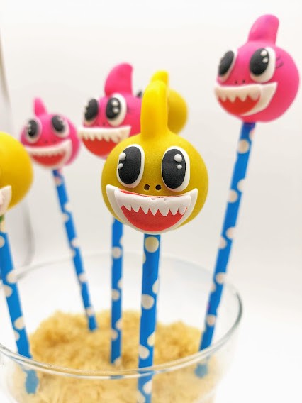 Cake pop baby shark