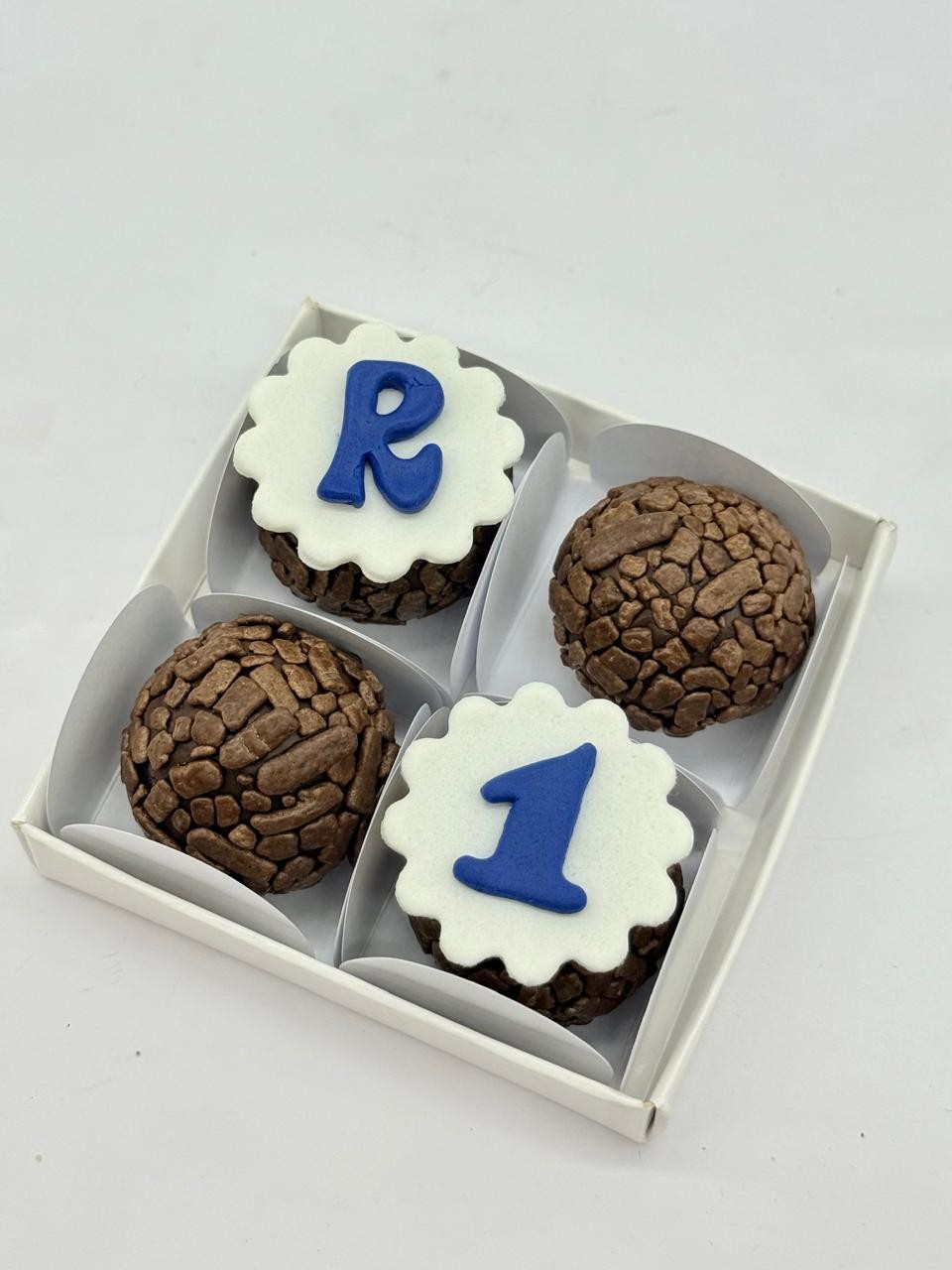 4 Brigadeiros Decorados na Caixa